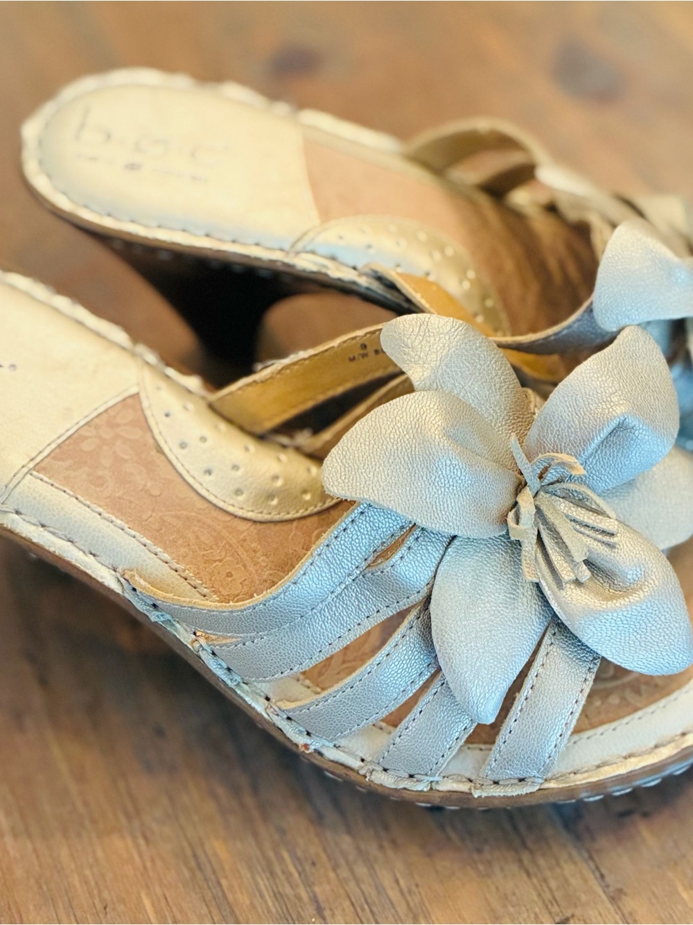 B.O.C. Born Concept Women’s Floral toe strap heeled Sandal, gold metallic sz 9